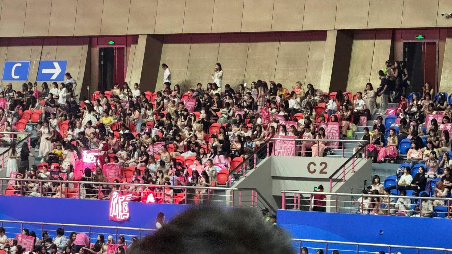 张峻豪演唱会粉海应援张峻豪粉色应援海张峻豪绍兴个人演唱会上座率内场全满！好多人啊
