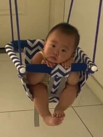 妈妈看我vs妈妈不看我明明心事满满，但是在妈妈看向自己的那一瞬间还是露出了笑脸[