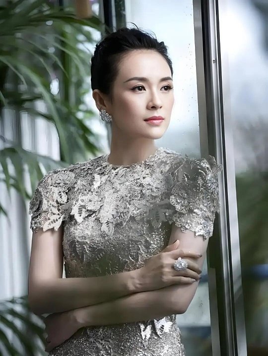 章子怡高马尾造型章子怡高马尾造型利落飒爽又气场拉满，发丝紧致束起勾勒清晰下颌线，