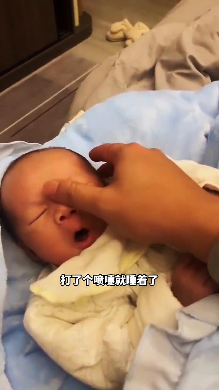 注意看视频里这位小朋友，在老父亲轻轻的拍打了几下，又按了一会儿印堂穴之后，打了个