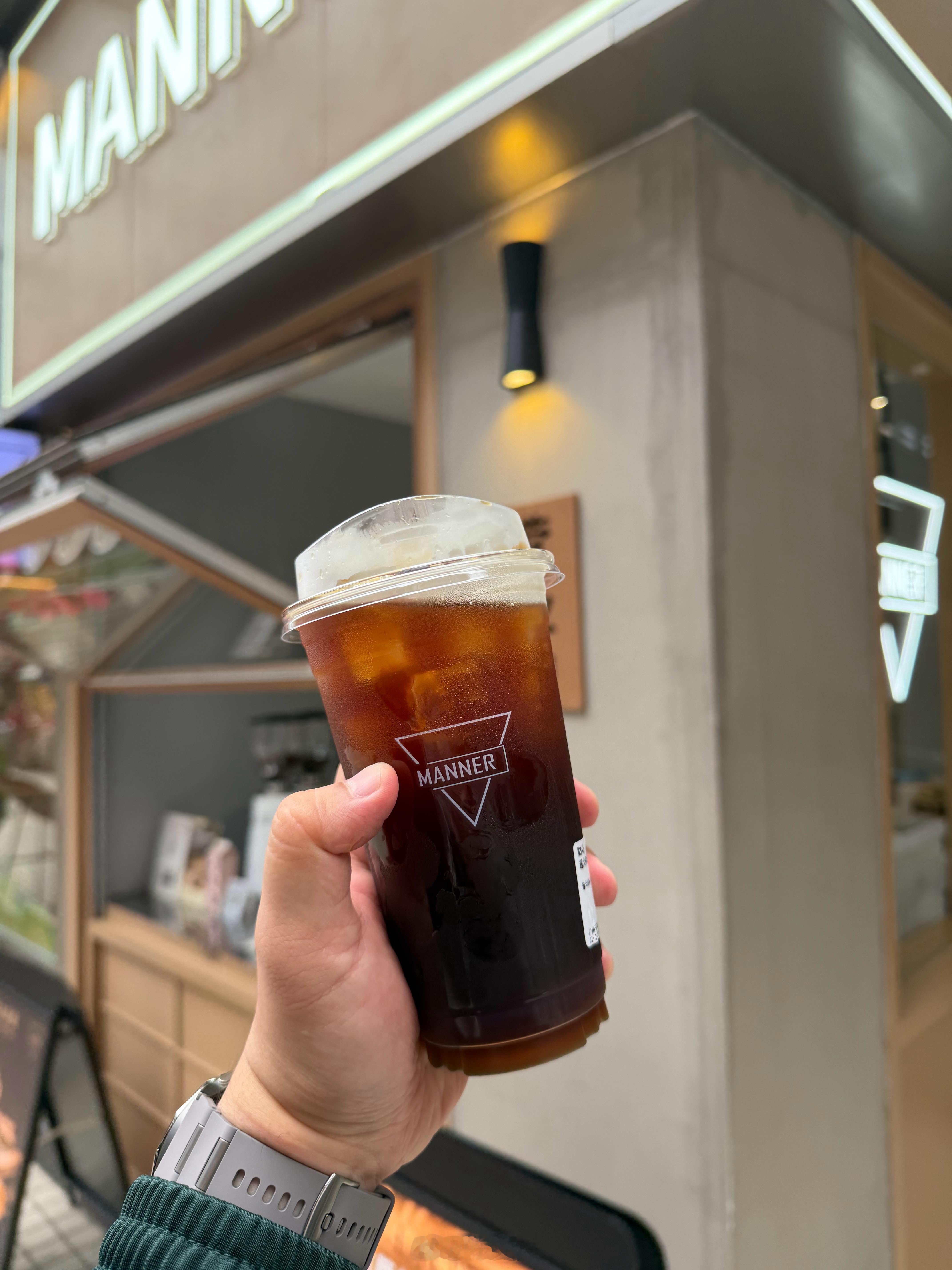 楼下的 Manner 咖啡师还挺讲究。第一次点，我点了一杯热的，出餐 15 分钟