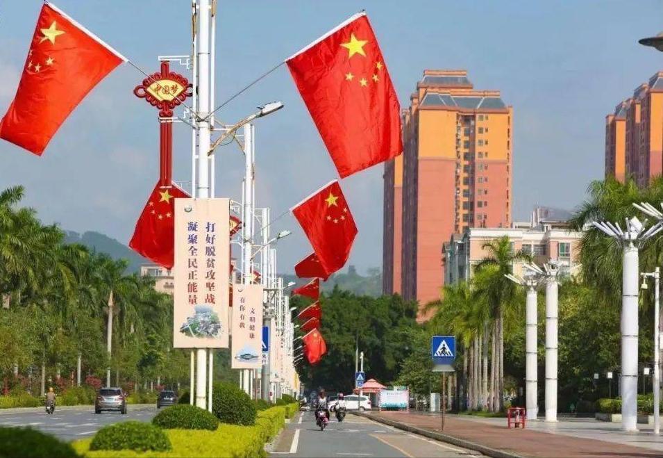 五星红旗的星光，璀璨而辉煌。 追随它，穿越时空的长廊， 感受着历史的沧桑，品味着