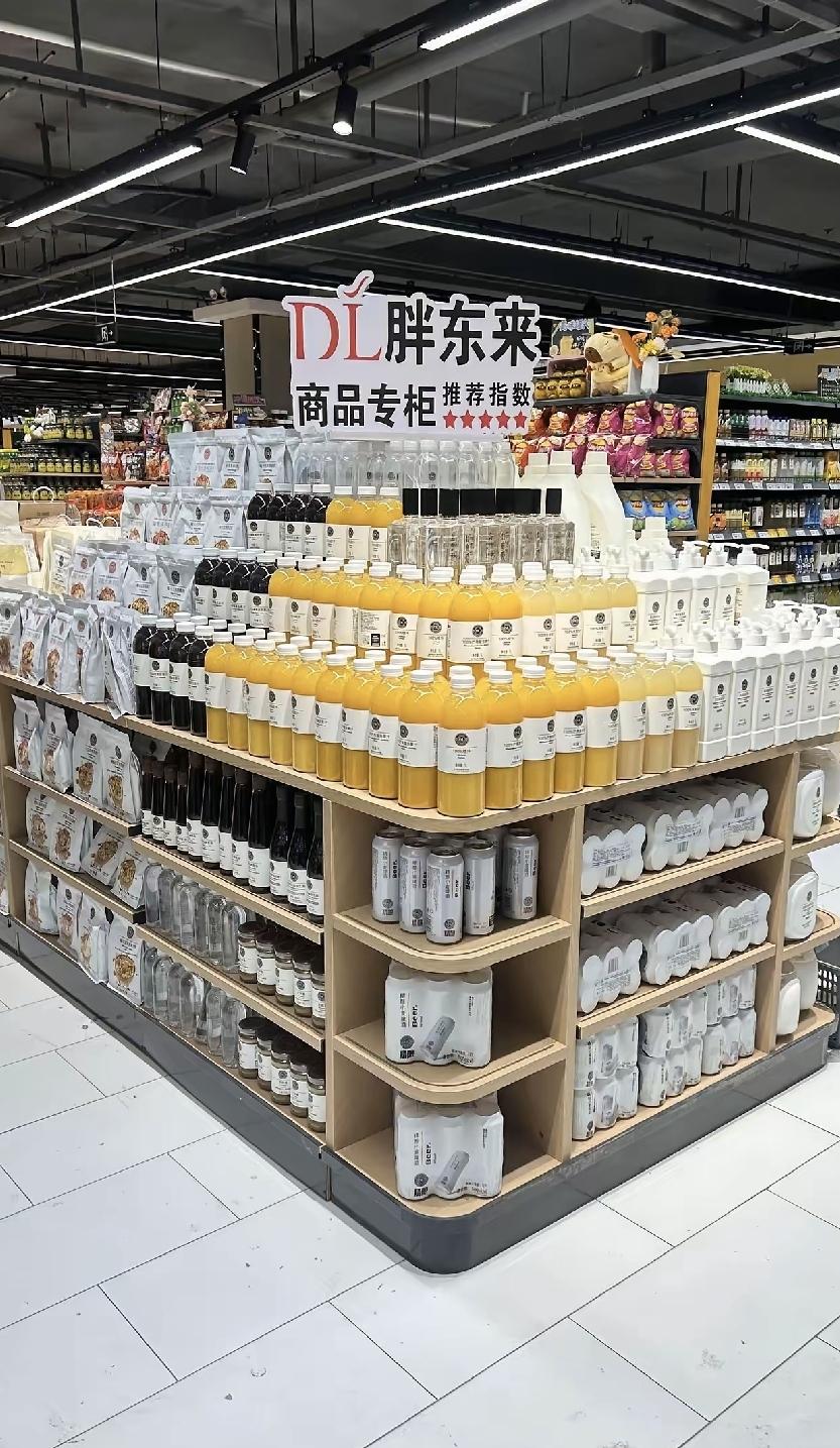 以前胖东来自己出的花生油、果汁可厉害了，人挤人都买不到。现在各个超市学胖东来改成