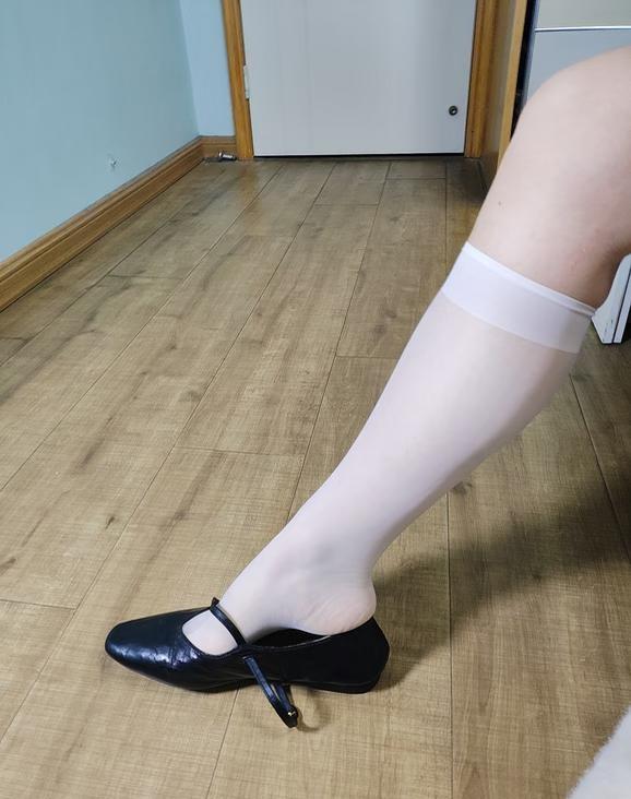 白色玛丽珍来啦～
她们说鞋比袜子好看[偷笑]