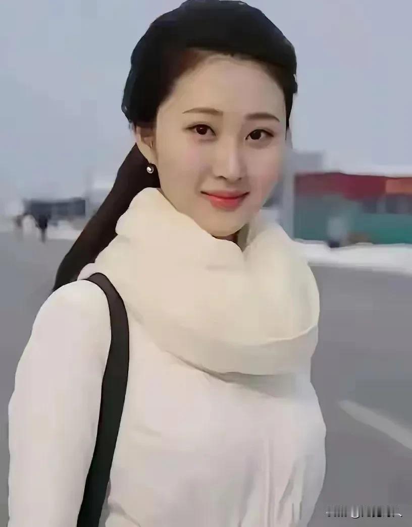 冬之韵：梅雪二重唱
文/无冕诗人

梅映寒枝玉蕊娇，雪舞乾坤瑞气飘。 
琼花漫洒
