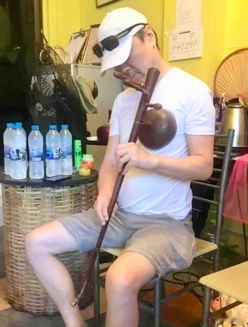 “‘神仙乐器’时间”……老崔玩的这两种叫啥？还真的说不上来。 