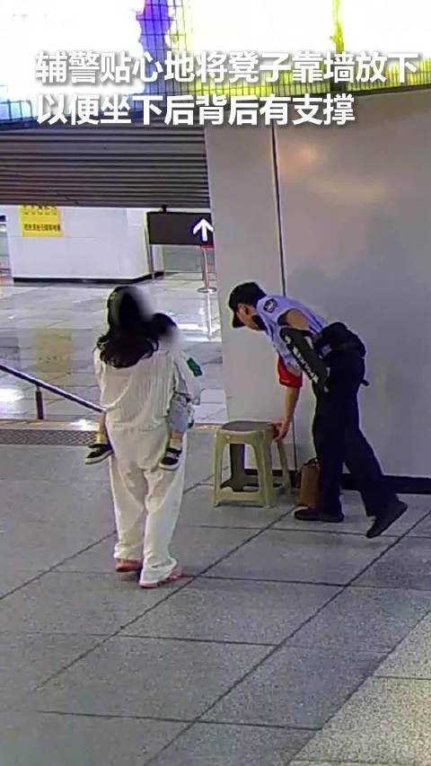 “没想到上人民日报了！”安徽合肥地铁站里，一位妈妈抱着熟睡的孩子等人，体力渐渐不