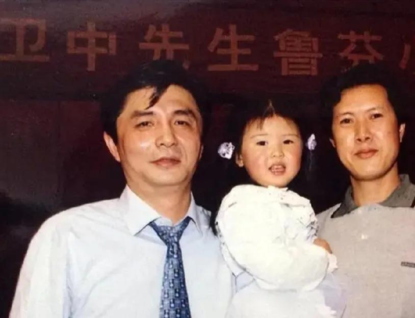 排坛第一帅哥，真的是帅了一辈子，中间的小丫头厉害了，生在排球世家，从小就耳濡目染