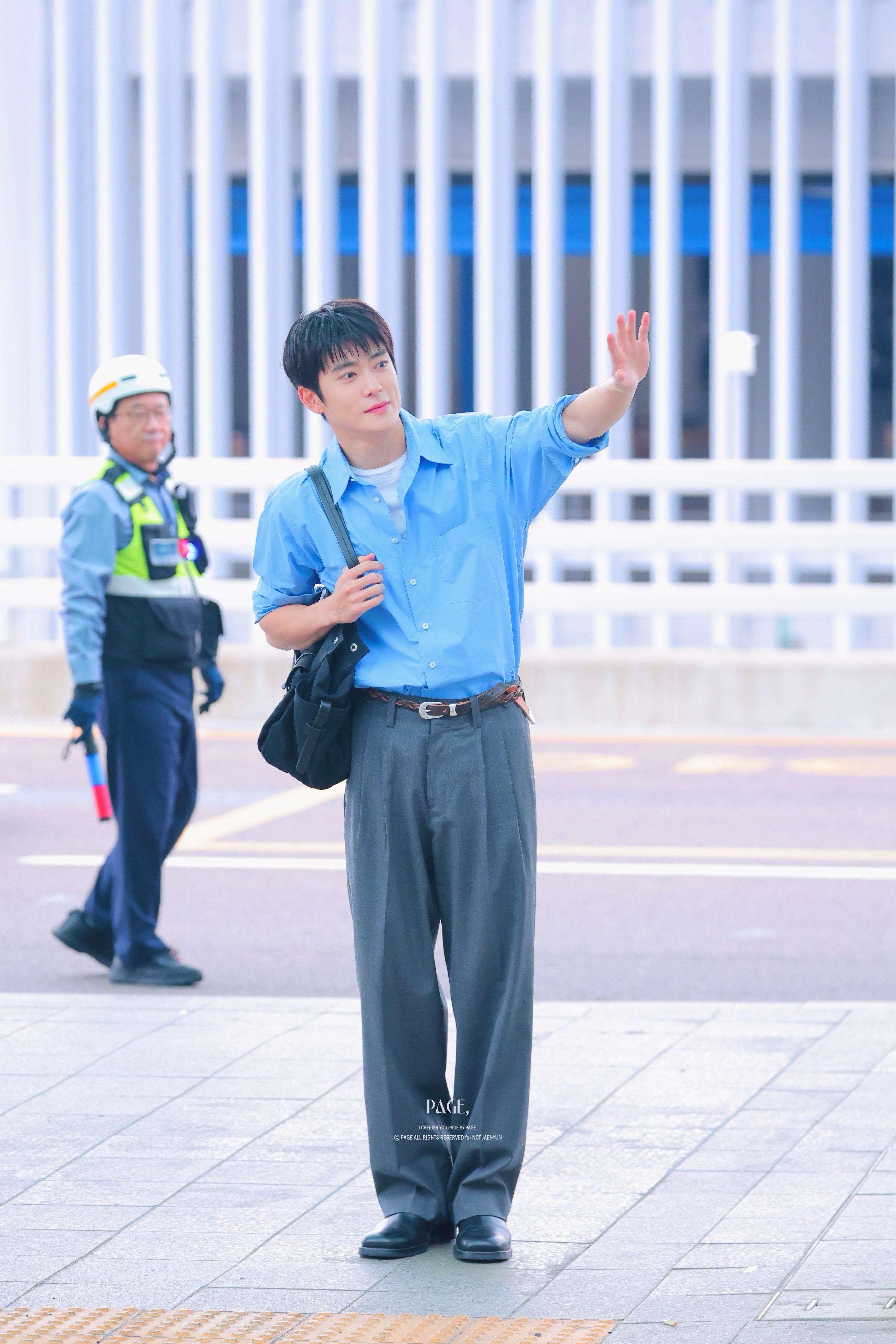 在玹今日机场图，前往上海参加活动 