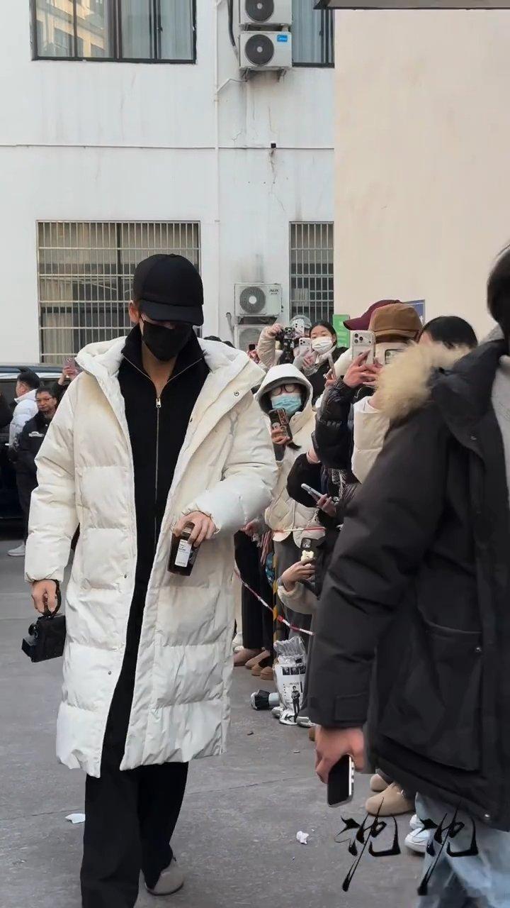 虞书欣张凌赫同天进组新剧虞书欣张凌赫同一天进组开拍 虞书欣张凌赫两个人今天都同时