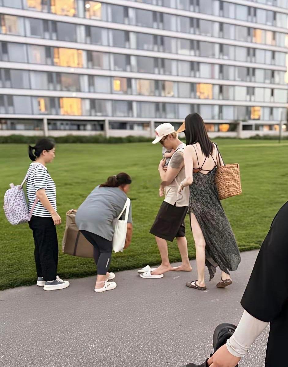 陈伟霆何穗合体带娃出行，何穗一袭露背长裙亮相，颜值出众。 