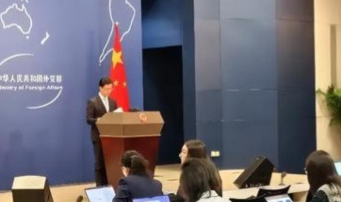 离了个大谱！向来以稳重、克制著称的中国外交部，这次居然直接“掀了桌子”。发言人郭