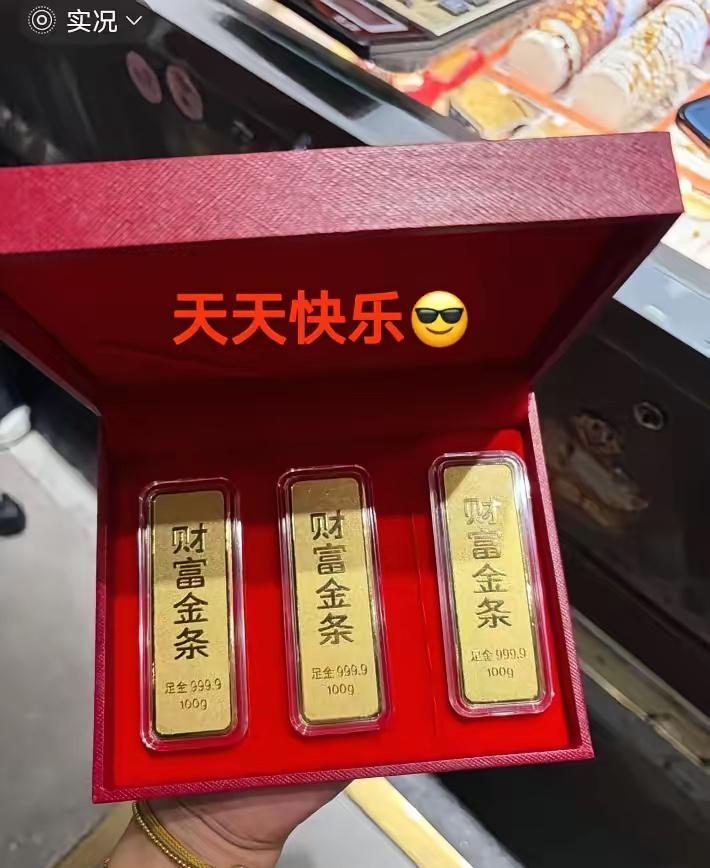 手里有黄金的人，今天估计又要哭了，3月30日星期一，金价刚开盘就跌到989元/克
