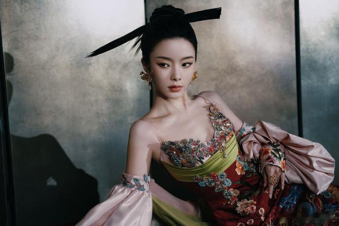 看得出陈卓璇是女王  陈卓璇这造型简直美翻了，红色国风长裙优雅大气，头饰更是点睛