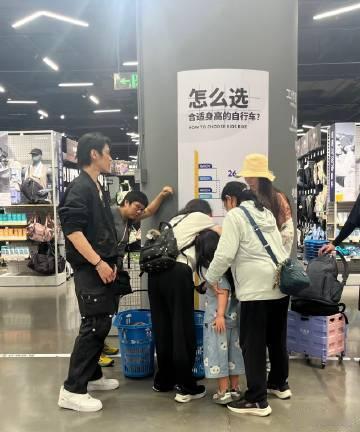 偶遇郭碧婷向佐带娃游乐场捕捉到向佐郭碧婷一家，两个人各玩各的手机，向佐席地而坐十