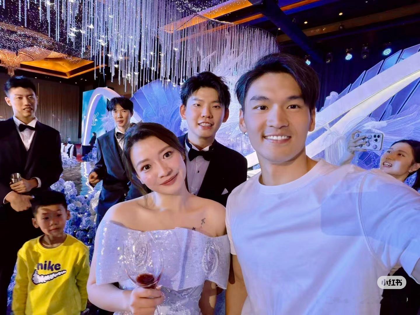 徐嘉余祝福刘雨辰黄雅琼徐嘉余：祝刘雨辰 黄雅琼 新婚快乐～有幸现场见证这一美好时