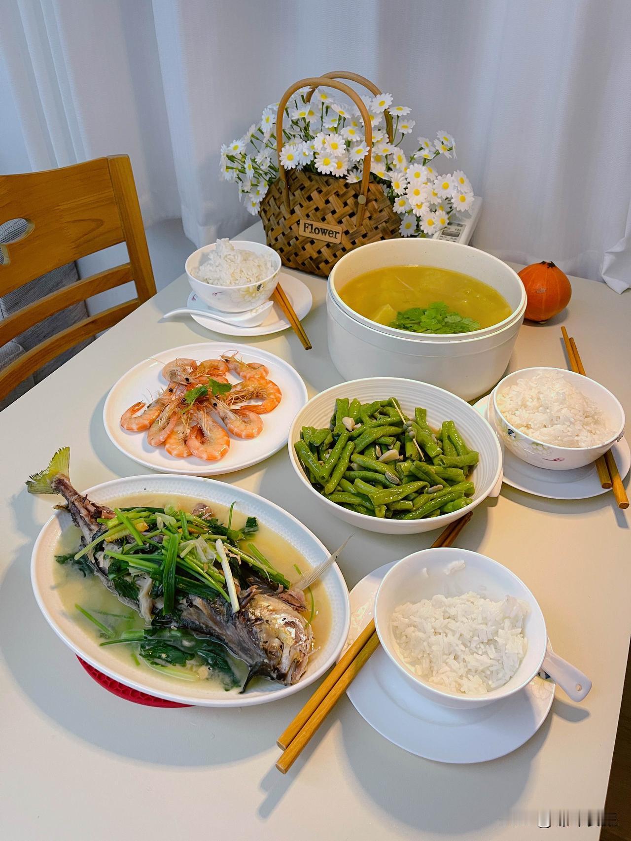 晒图笔记大赛那位经常带食材来我家，请我和张先生吃饭的人，今天又来了，金蝉苦瓜汤，