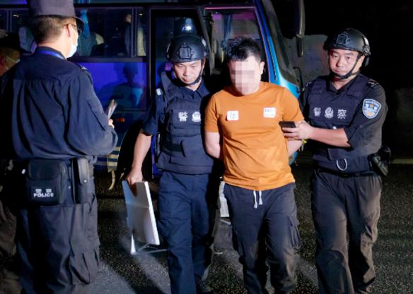 行凶后不跑不躲，正常上班退休养老二十年，一枚血指纹跨越时光锁定凶手，杀母杀子犯，