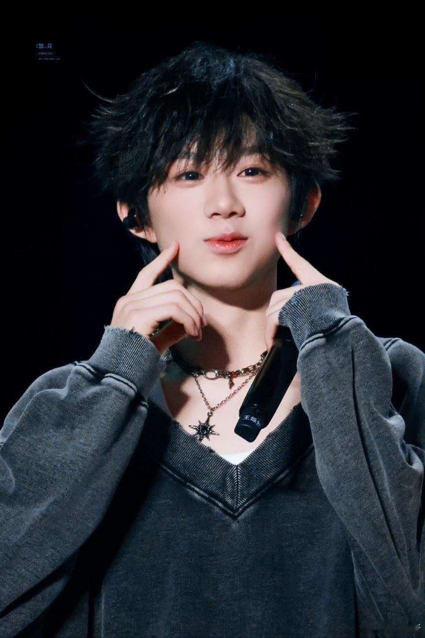 陈奕恒的笑容好阳光灿烂，可以抚平内容一切不开心，看一眼就很难不爱上他吧