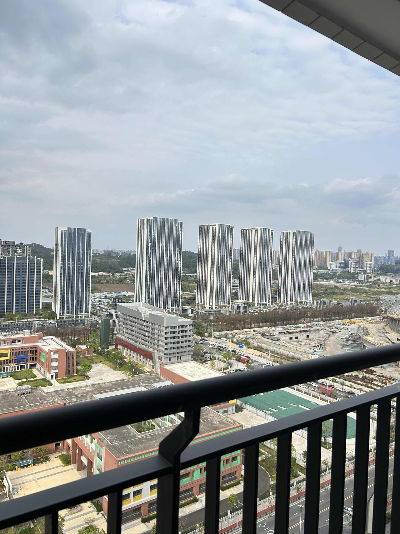 低质量的社交，远不及高质量的独处。
热闹喧嚣的群聚狂欢，看似热闹纷呈，实则往往藏