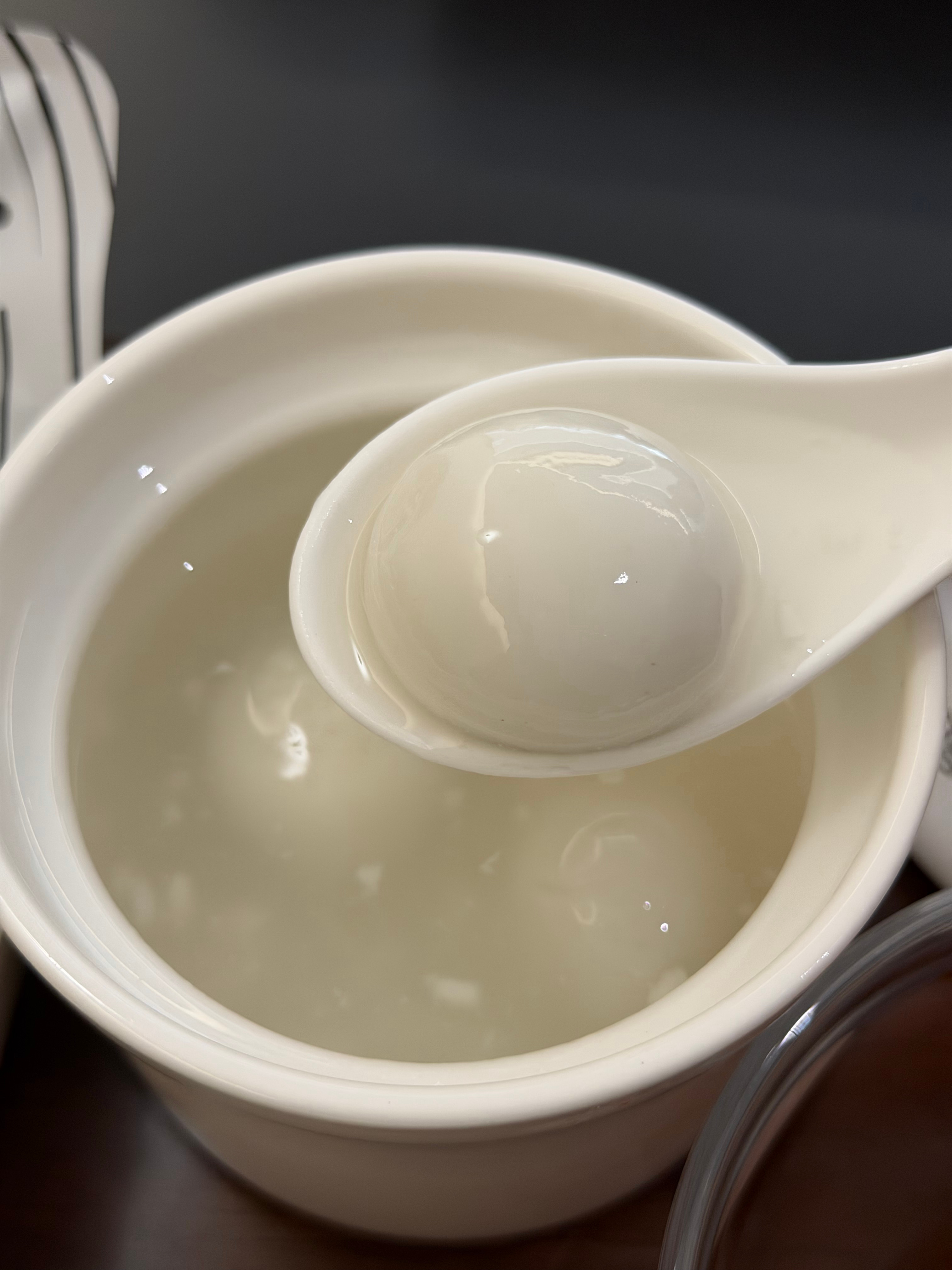 年前鸿蒙智行售后的小姐姐给我准备了鸿蒙智行的徽章，一直在忙到了今天才有时间取，顺