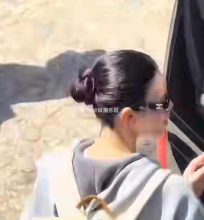 怎么这么可爱好像是来工作的，结束了就赶去下个工作奚梦瑶结束婚礼后自己背个包就走了