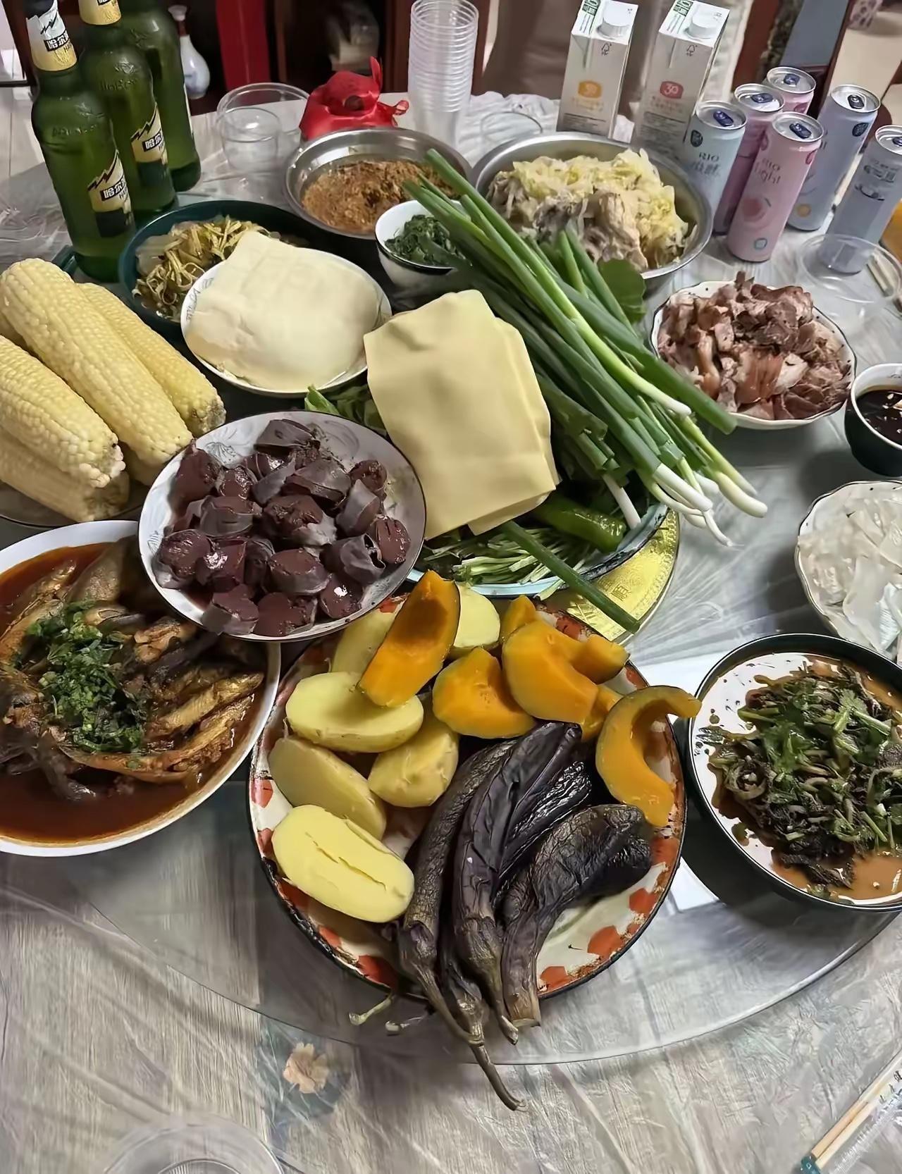 大豆腐干豆腐，烀茄子土豆窝瓜。鸡蛋酱小鱼酱，大骨头酸菜皮冻。烀包米煮血肠，粉皮拌