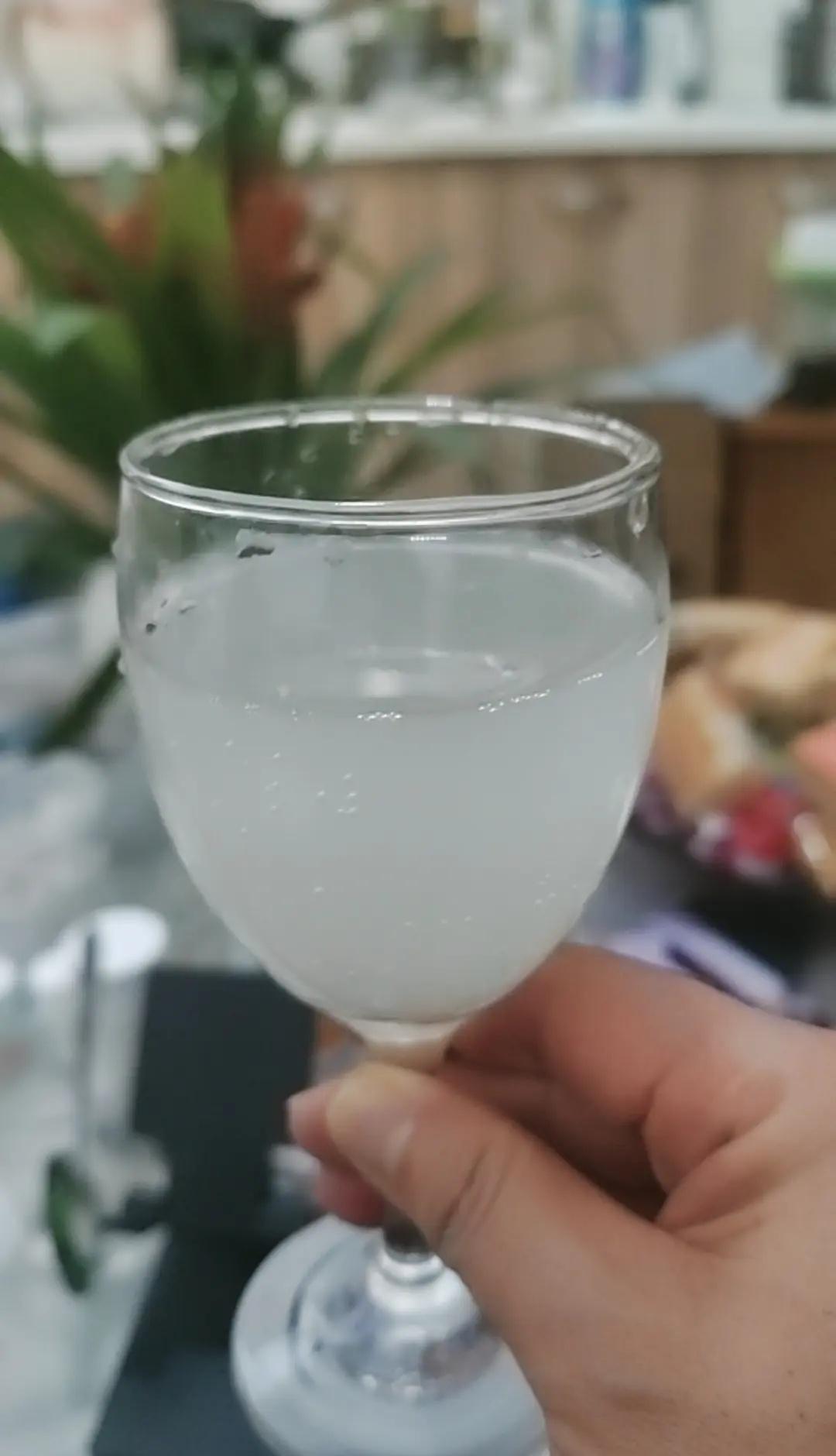 微醺是烟火，清醒是生活。 生活需要偶尔的放松，听听音乐，小酌微醺。