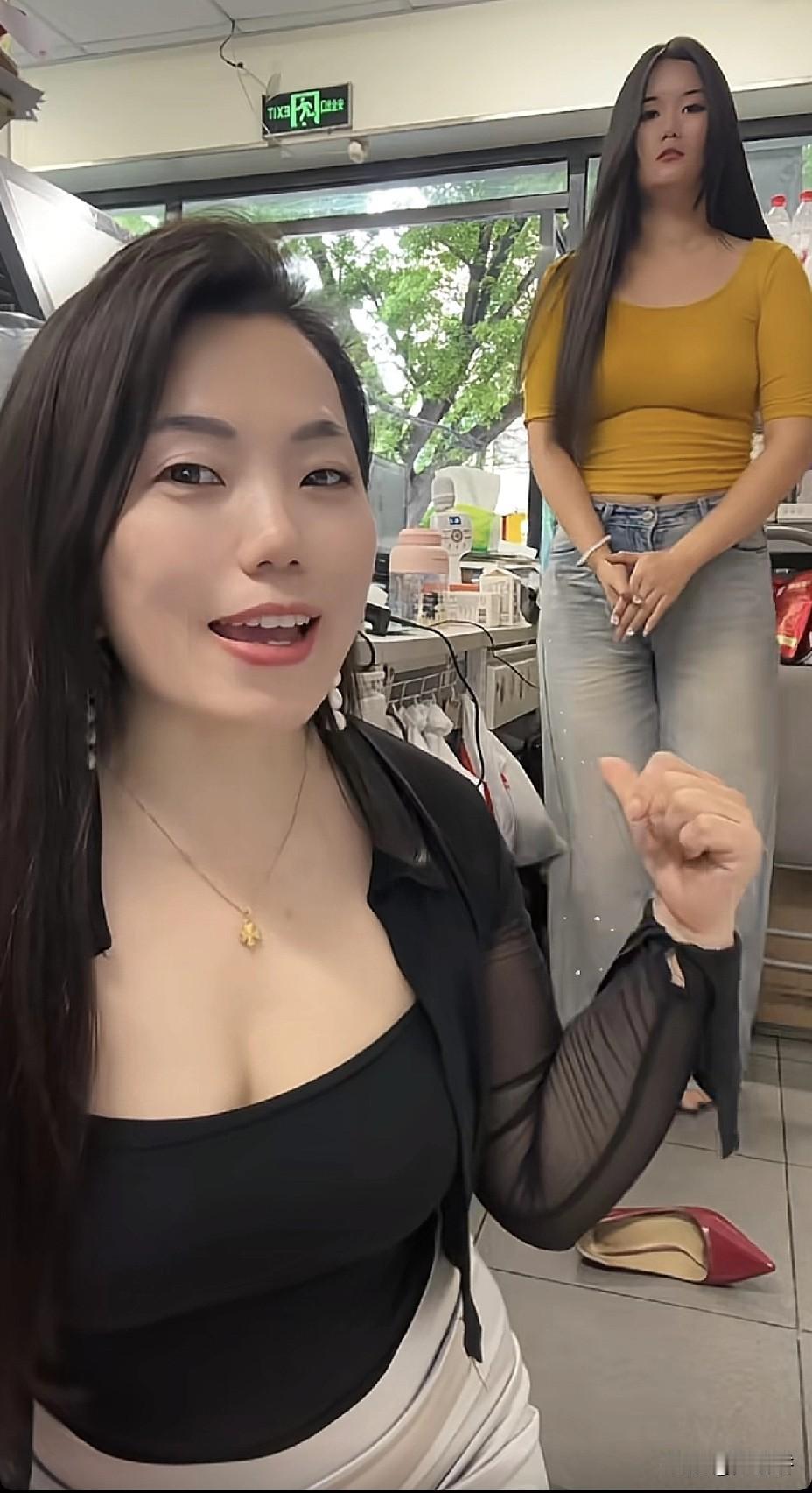 猜猜哪个是妈妈？哪个是女儿？