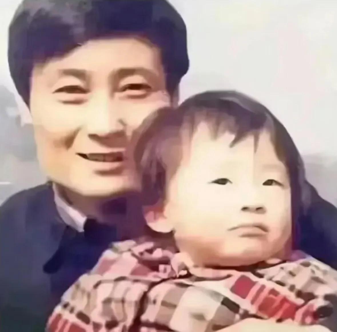 宗馥莉和父亲宗庆后、母亲施幼珍的幸福合影。
宗馥莉作为独生娃，曾经也是父亲的掌上
