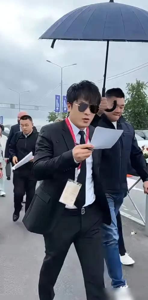 辛巴成为辛选集团幕后的操盘手了。真正的布局才开始。
以前辛巴自己带走徒弟直播，偶
