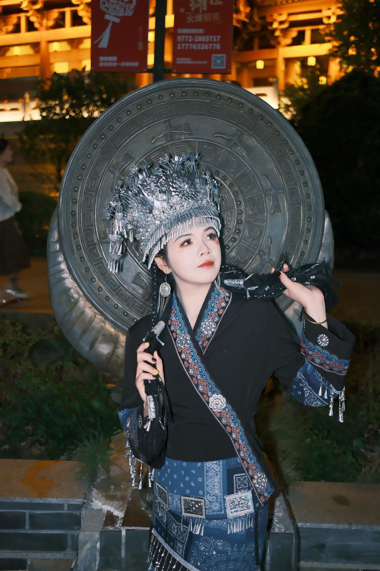 苗妹来古镇打卡拍照，秋天的风有点冷。挡不住苗妹拍照的热情。苗族盛装 穿苗衣进苗寨