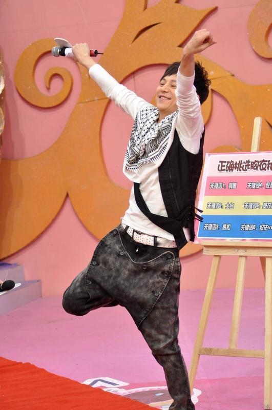 按摩头部穴位缓解疲劳，这几个穴位超有用。
首先是太阳穴，就在眼角外侧眉梢后方的凹