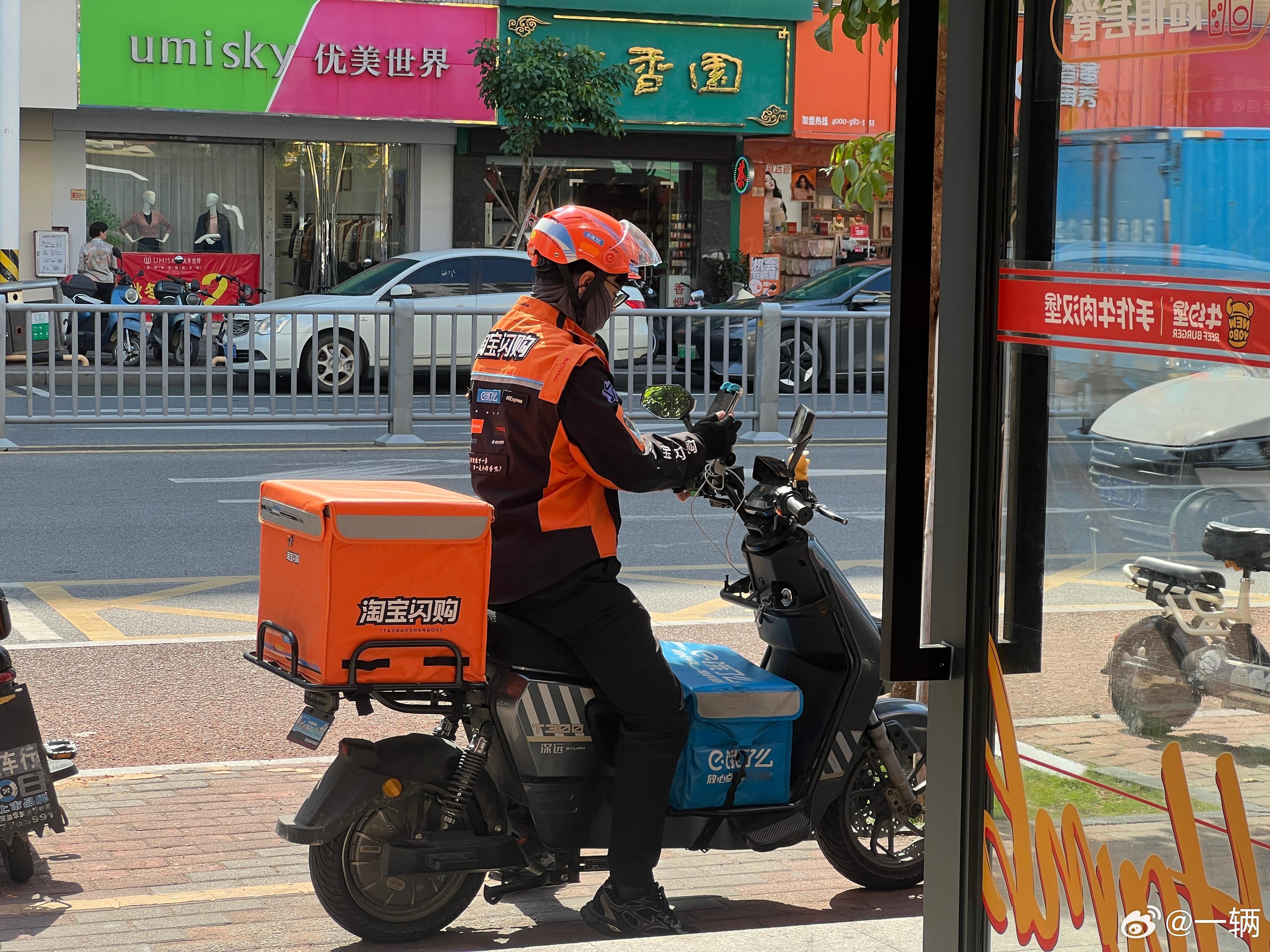 正吃着饭，突然一抬头迈凯伦:“BOX,BOX” 