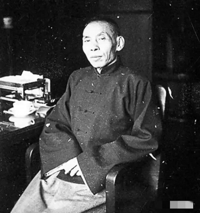 1939年，上海滩皇帝杜月笙在香港赴宴，3个地痞闹场被保镖揍飞，谁料保镖弯腰捡起