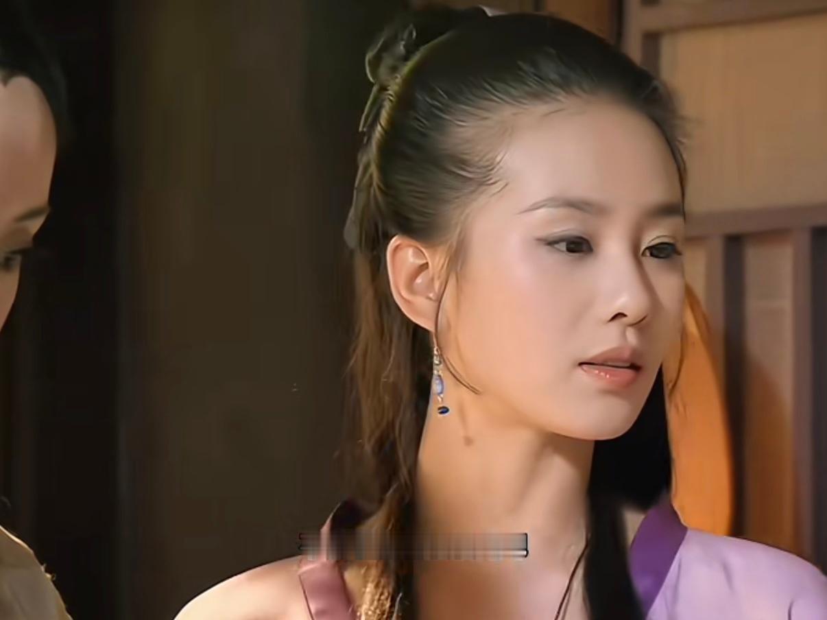 还流行用发际线粉的时代大美女也是缺山羊角的，但是额头的高光点够立体够内聚，非常漂