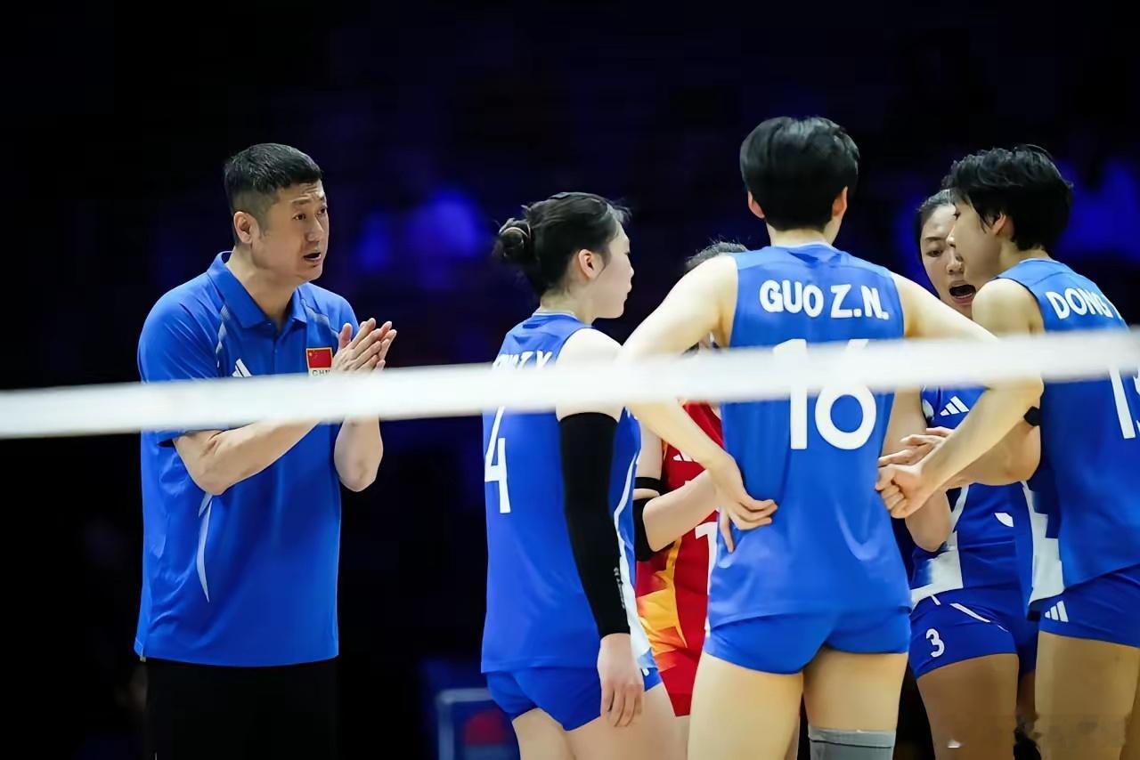 中国女排0-2落后巴西的三个原因北京时间6月20日，女排世联赛，中国队与巴西的焦