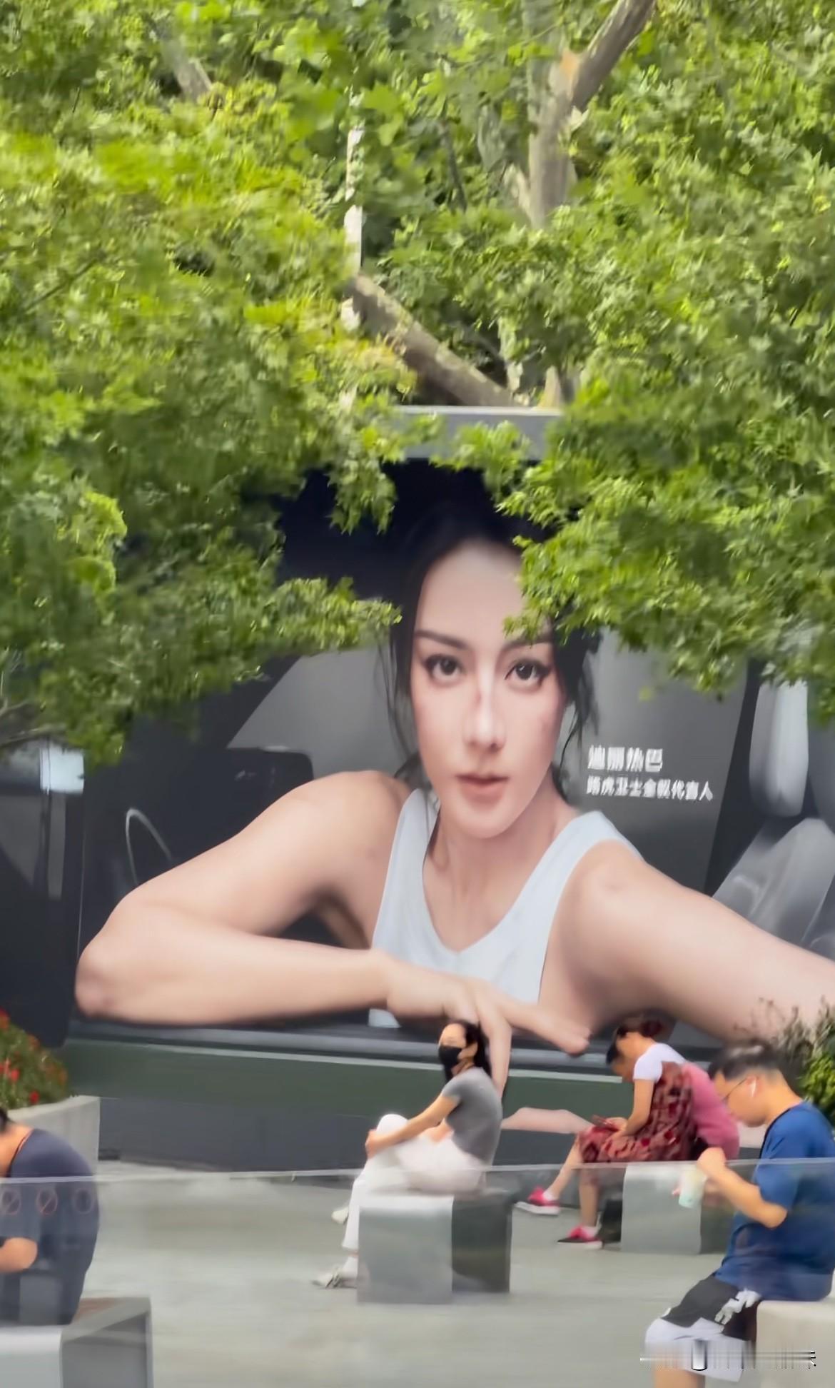热巴你也太吓人了😱！
路虎卫士的虎眼大灯就是这感觉[捂脸]
好有虎虎的感觉  