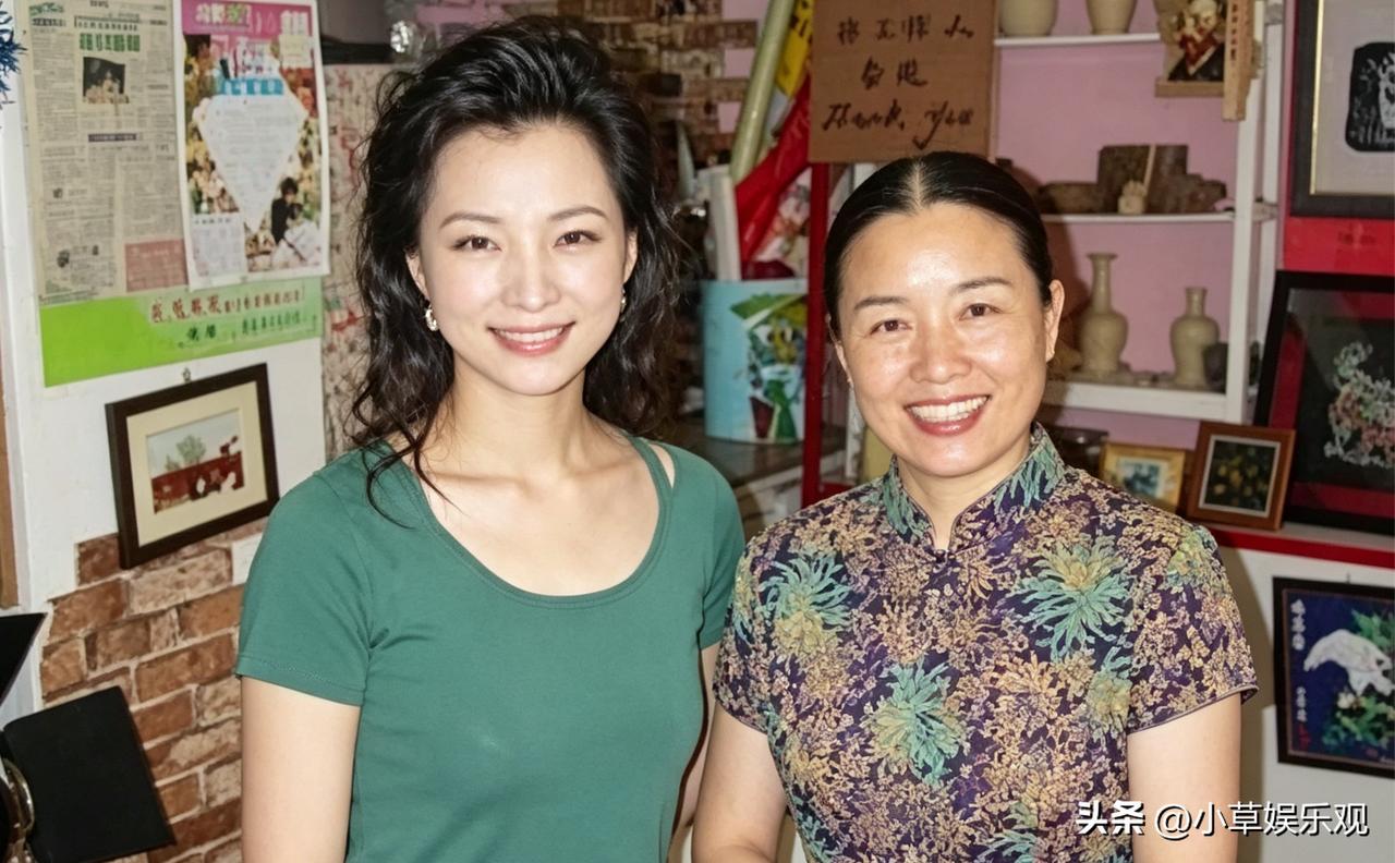 原来她“消失”这七年，不是什么豪门梦碎，只是回家做了女儿。

那位穿着旧衬衫参加