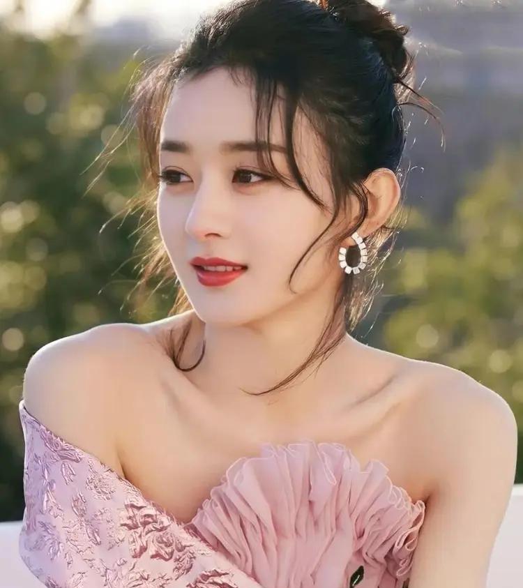 赵丽颖估计不会再拍很多戏了，
不是因为她演技差，
也不是因为她换经纪人了，而是她