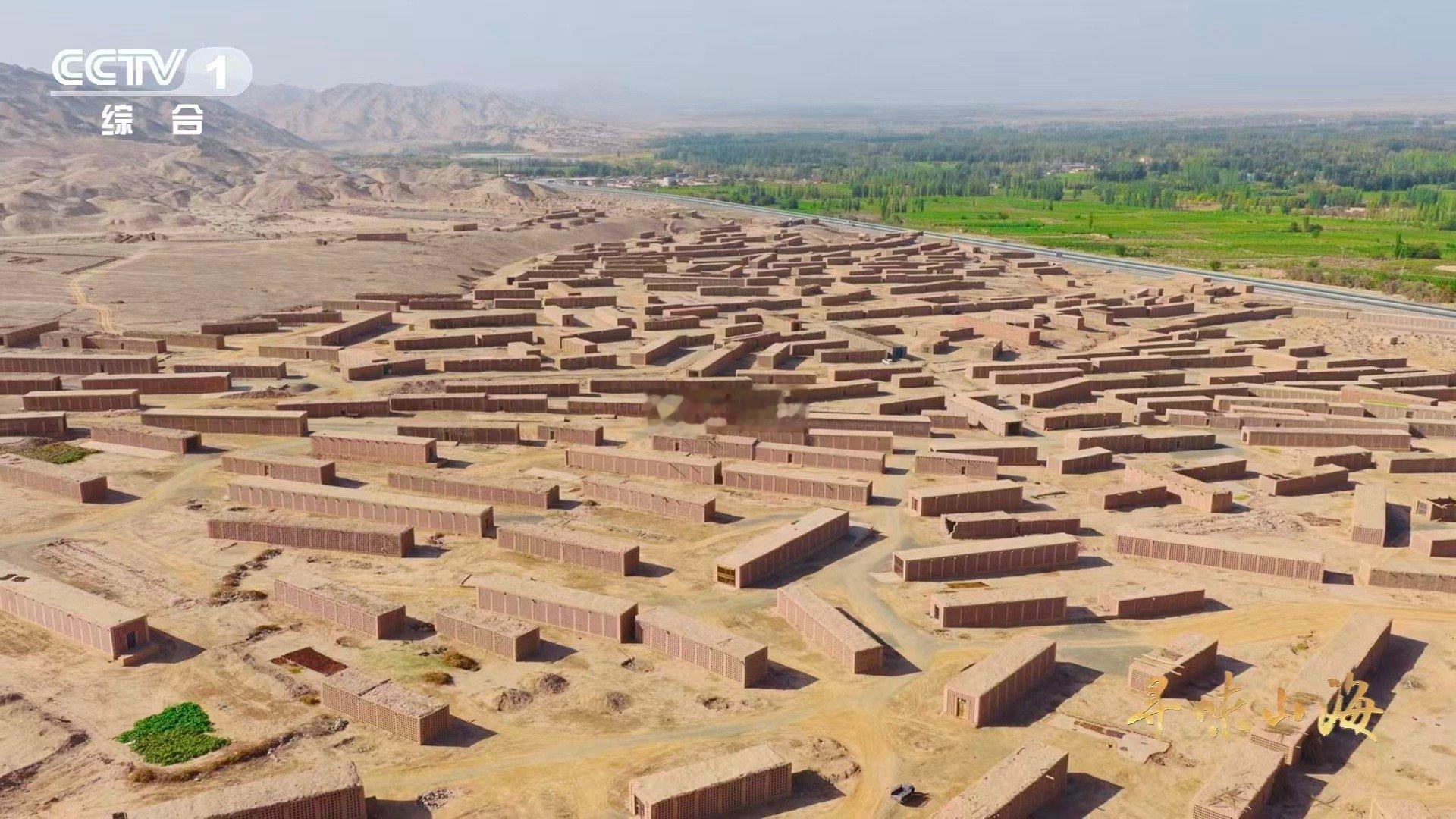 10颗葡萄干里9颗来自吐鲁番吐鲁番有500余种葡萄干 吐鲁番的阳光和热风，成就了