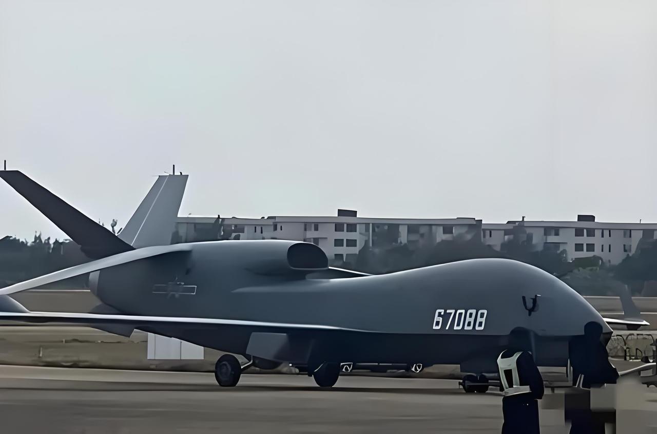 瞒天过海，吊炸天的黑科技来了。

2025年8月3日，中国空军通过央视网首次公开