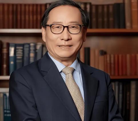 万斯曾暗示中国，如果不接受关税，就考虑战争。话音未落，中国学者高志凯就在国际辩论