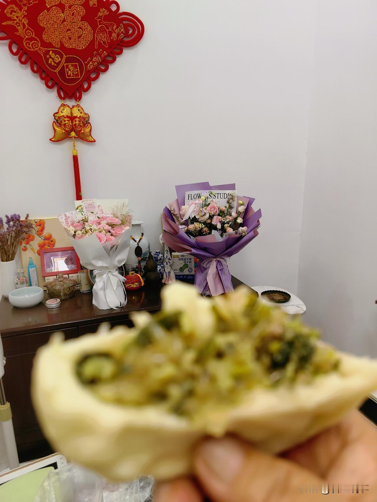 我老公这个人不小气，无论在外办事或者对待我们双方的家里人，他都是实打实的，能帮的