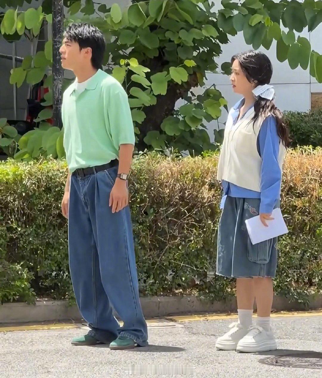 沈月、陈昊森《七月的一天》路透…现偶这衣服是不是有点奇怪了[无聊] ​​​