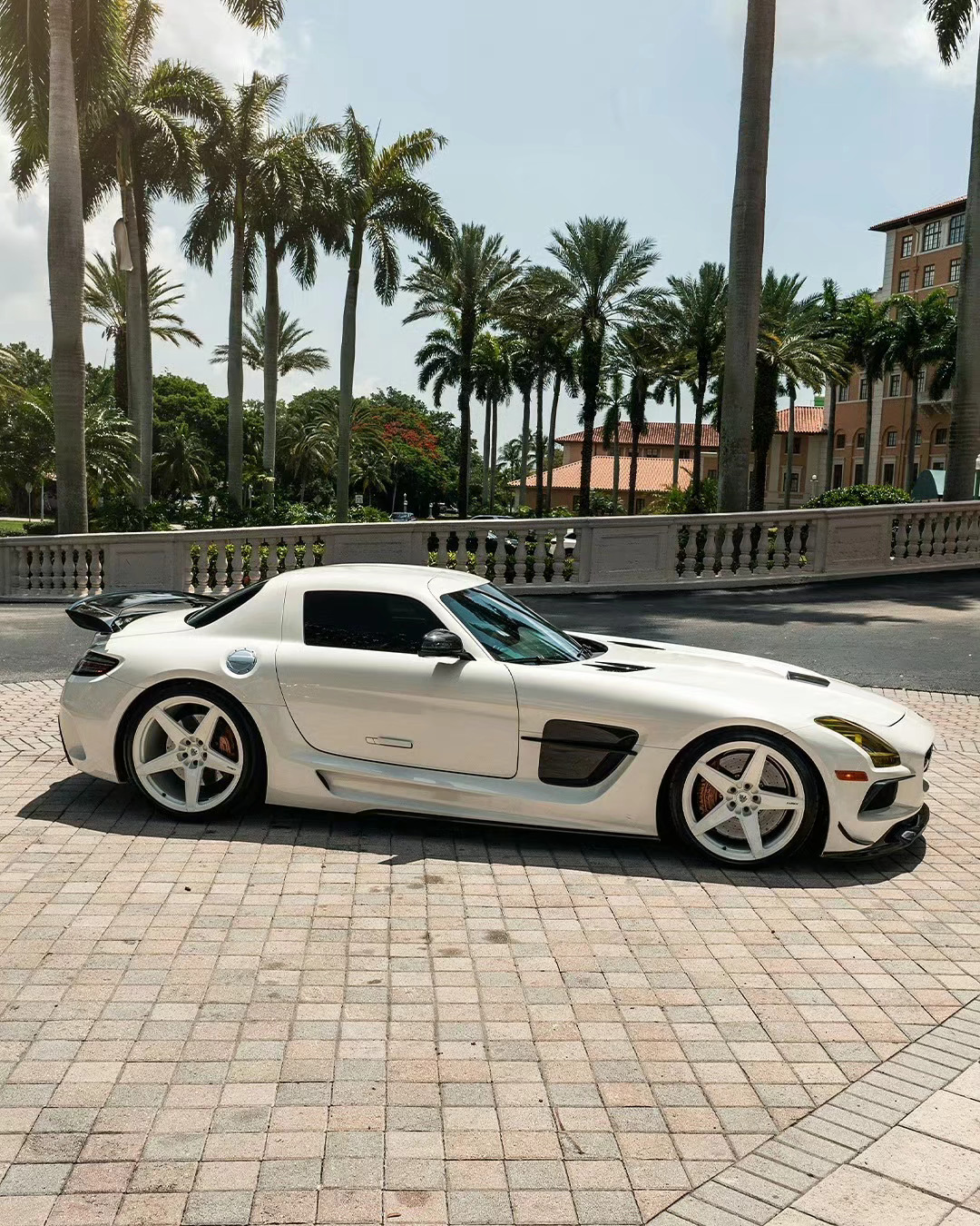 梅赛德斯 - 奔驰SLS AMG Black Series奔驰轻量化设计的代表，