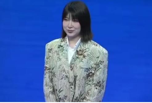 覃海洋这事儿，特别是他和他未婚妻之间的那些事儿，可真是让人有点摸不着头脑啊。你说