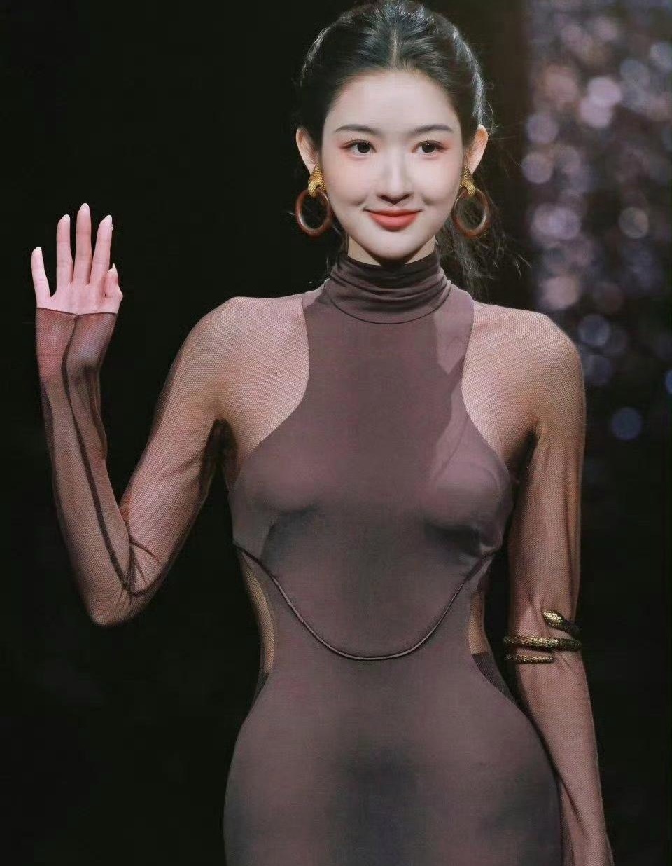 王玉雯的礼服告诉我们，重点处需要深色来突出啊！ 