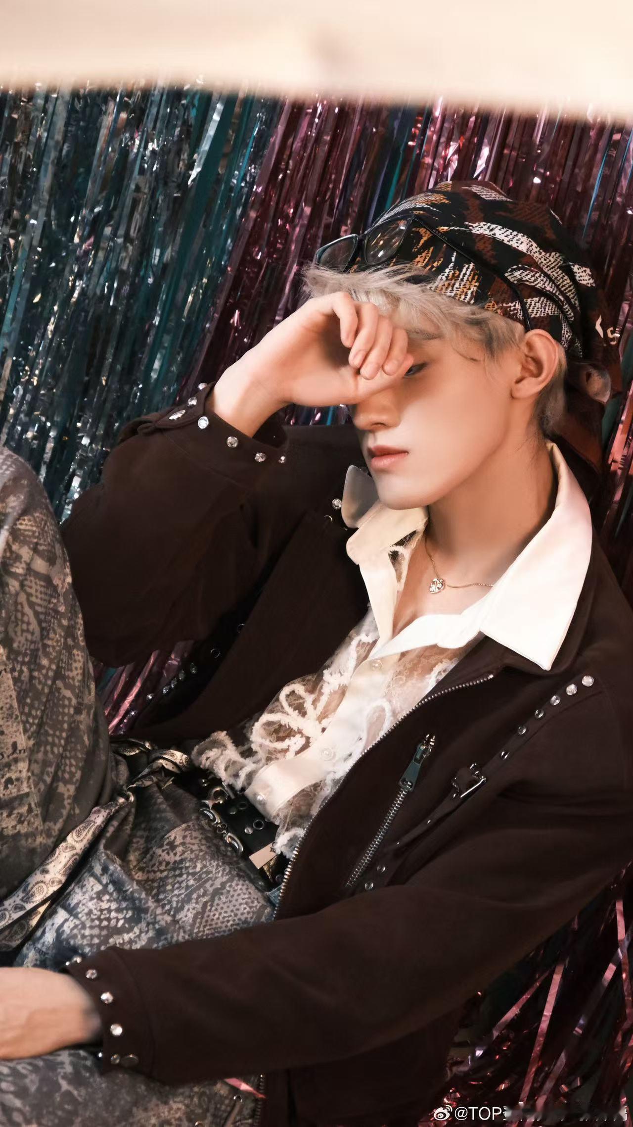 张泽禹幕后 幕后的温柔瞬间格外动人，悄悄为张泽禹送上生日祝福，愿少年永远被热爱包