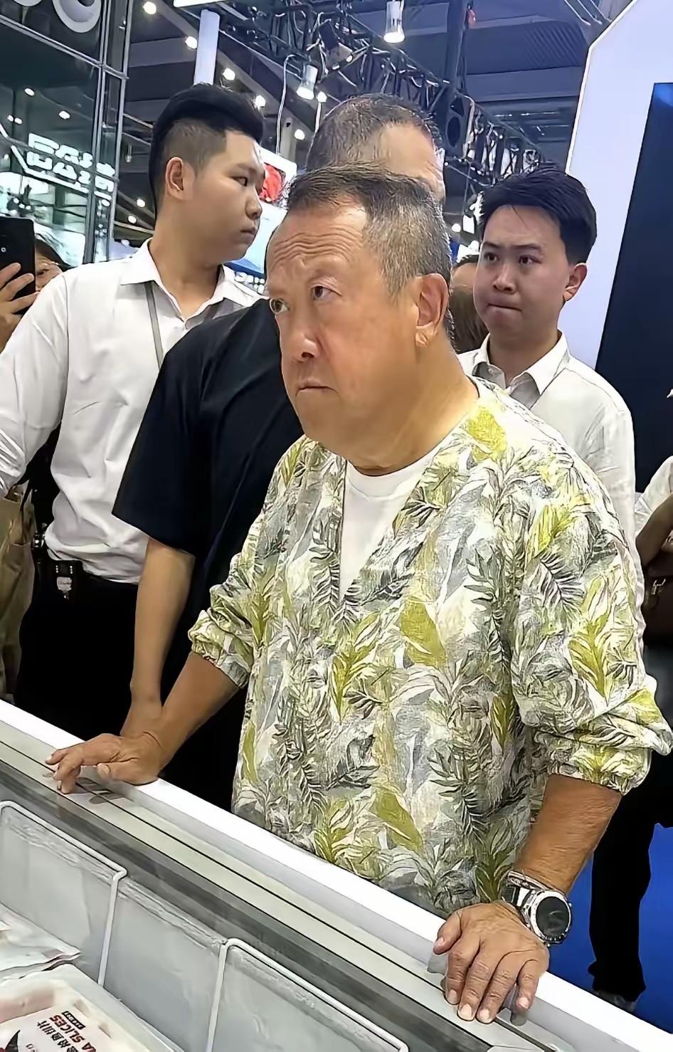 我觉得曾志伟天生就是当演员的料。而且，就论他的长相很适合演黑社会老大。

你看他